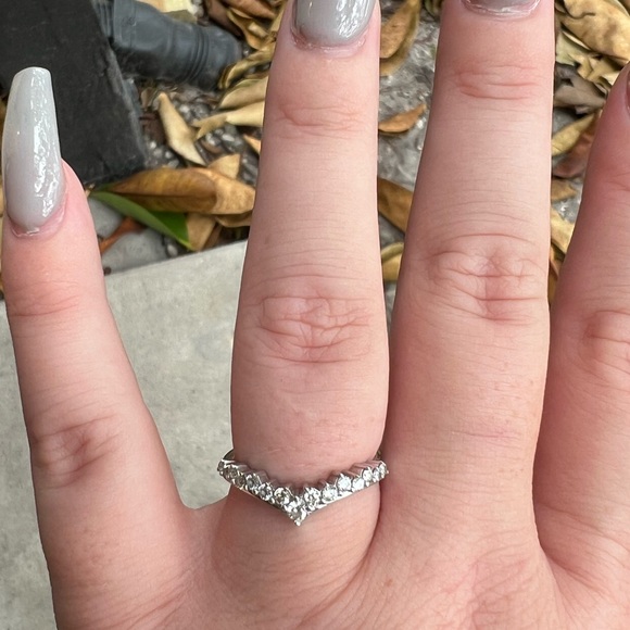 10k white gold chevron diamond wedding band - Picture 3 of 6